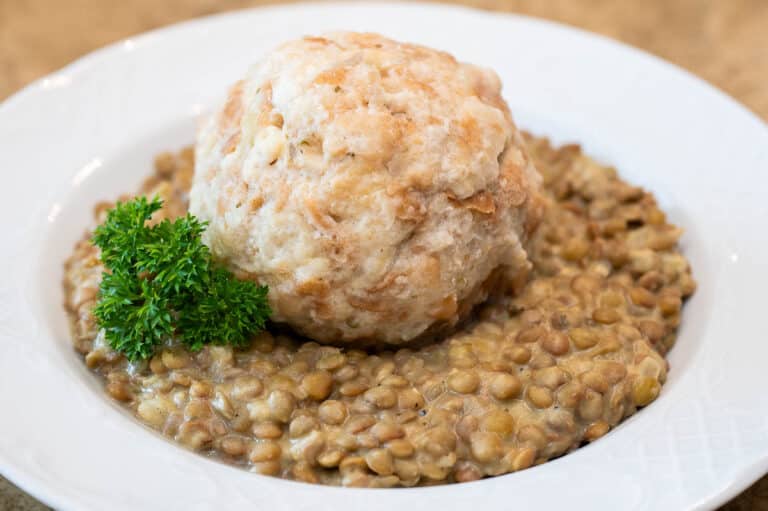 Linsen mit Semmelknödel