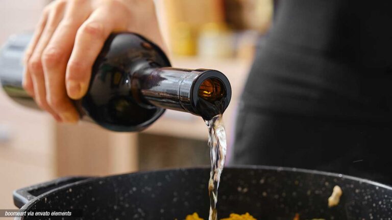 Reicht billiger Wein zum Kochen? – Die Wahrheit über günstige Tropfen in der Küche